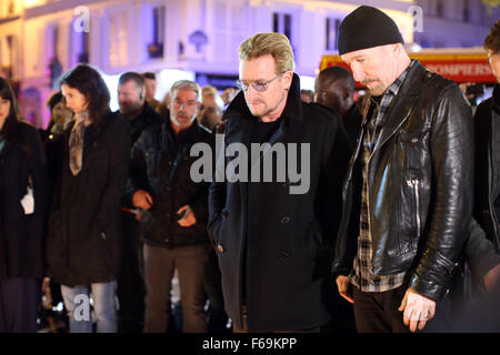 Paris, Frankreich. 14. November 2015. Die Mitglieder der irischen Rock-band U2 Bono (l) und David Howell Evans Platz Blumen in der Nähe von Musik und Theater Veranstaltungsort Bataclan in Paris, Frankreich, 14. November 2015. Mindestens 120 Menschen wurden in einer Reihe von Terroranschlägen in Paris, am 13. November 2015 getötet. Bildnachweis: Dpa picture Alliance/Alamy Live News Stockfoto