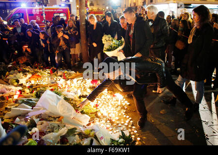 Paris, Frankreich. 14. November 2015. Die Mitglieder der irischen Rockband U2 legen Sie Blumen in der Nähe von Musik und Theater Veranstaltungsort Bataclan in Paris, Frankreich, 14. November 2015. Mindestens 120 Menschen wurden in einer Reihe von Terroranschlägen in Paris, am 13. November 2015 getötet. Bildnachweis: Dpa picture Alliance/Alamy Live News Stockfoto