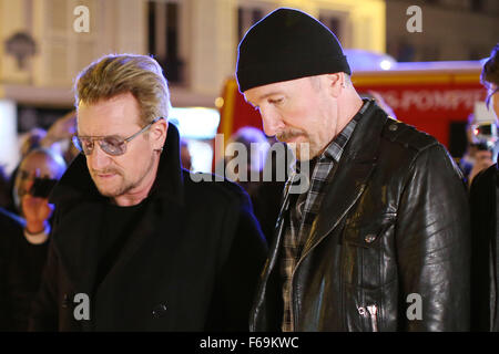 Paris, Frankreich. 14. November 2015. Die Mitglieder der irischen Rock-band U2 Bono (l) und David Howell Evans Platz Blumen in der Nähe von Musik und Theater Veranstaltungsort Bataclan in Paris, Frankreich, 14. November 2015. Mindestens 120 Menschen wurden in einer Reihe von Terroranschlägen in Paris, am 13. November 2015 getötet. Bildnachweis: Dpa picture Alliance/Alamy Live News Stockfoto