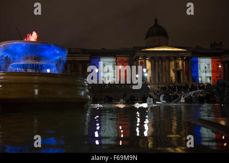 Die Nationalgalerie beleuchtet mit Tricolore, wie Tausende versammeln sich am Trafalgar Square in London, UK in Solidarität mit dem französischen Volk nach den Anschlägen in Paris Stockfoto