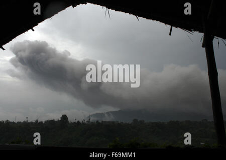 Ein Bild aus dem Dorf Tiga Pancur in Karo, Nord-Sumatra, zeigt Sinabung Ausbreitung der Vulkanasche in der Ferne auf Sonntag, 15. November 2015, Indonesien. Nach der Verbesserung des Status von aktiven Vulkanen, wurde aufgenommen in die höchste Warnstufe seit 2. Juni 2015, das Zentrum für Vulkanologie und geologischen Katastrophenvorsorge eine Empfehlung ausgesprochen, dass Bewohner keine Aktivitäten in einem Umkreis von 3 Kilometer vom Gipfel des Berges, 7 Kilometer (4 Meilen) Auftraggeber Bagain Süd-Ost, 6 km Süd-Ost-Abschnitt des Ostens und 4 Kilometer nördlich durchführen Stockfoto