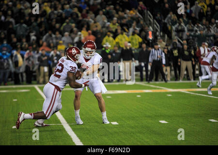 Waco, Texas, USA. 14. November 2015. Oklahoma Sooners Runningback Samaje Perine (32) zieht Hand von Quarterback Baker Mayfield (6) während der NCAA Football-Spiel zwischen Oklahoma Vs Baylor McLane-Stadion in Waco, Texas. Bildnachweis: Csm/Alamy Live-Nachrichten Stockfoto