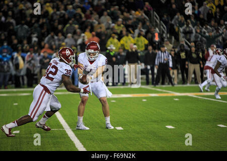 Waco, Texas, USA. 14. November 2015. Oklahoma Sooners Runningback Samaje Perine (32) zieht Hand von Quarterback Baker Mayfield (6) während der NCAA Football-Spiel zwischen Oklahoma Vs Baylor McLane-Stadion in Waco, Texas. Bildnachweis: Csm/Alamy Live-Nachrichten Stockfoto