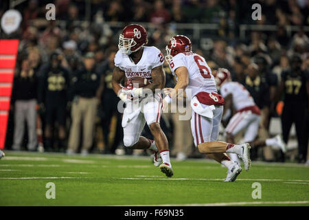 1November 14, 2015: Oklahoma Sooners Runningback Joe Mixon (25) Übergabe von Quarterback Baker Mayfield (6) findet während der NCAA Football-Spiel zwischen Oklahoma Vs Baylor McLane-Stadion in Waco, Texas. Stockfoto