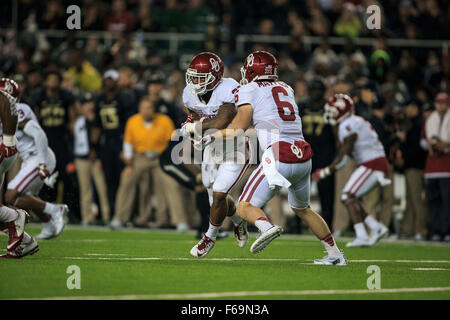 1November 14, 2015: Oklahoma Sooners Runningback Joe Mixon (25) Übergabe von Quarterback Baker Mayfield (6) findet während der NCAA Football-Spiel zwischen Oklahoma Vs Baylor McLane-Stadion in Waco, Texas. Stockfoto