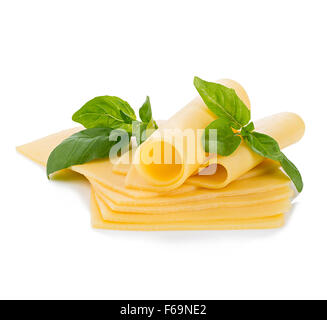 Käse mit frischem Basilikum Blätter Nahaufnahme isoliert auf einem weißen Hintergrund. Stockfoto