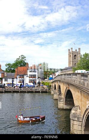Blick über den Fluss Themse in Richtung der Angel Pub, Henley-on-Thames, Oxfordshire, England, Vereinigtes Königreich, Westeuropa Stockfoto