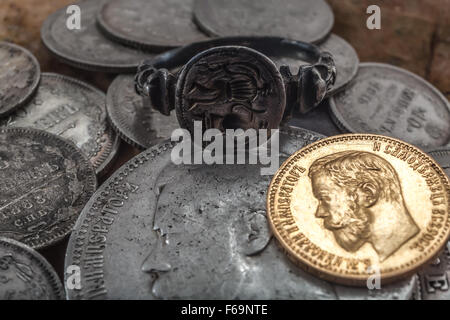 alte Silber Ring und Münzen des russischen Reiches Stockfoto