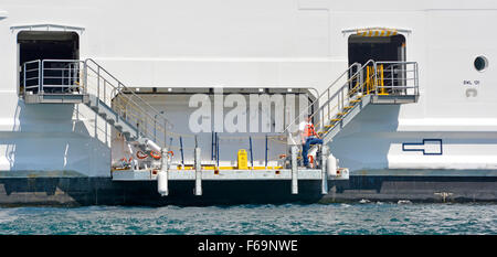 Kreuzfahrt Schiff Ocean Liner Crew-Mitglied auf ausklappbaren Internat Plattform Docking-Abfahrt & zurückkehrenden Ufer Ausflüge per Ausschreibung nach Stadt Kotor-Montenegro Stockfoto