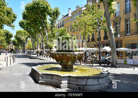 Aix en Provence Südfrankreich mit Bäumen gesäumter Boulevard Cours Mirabeau und Fontaine des Neuf-Canons Sonntagsmarkt Bouches du Rhone Provence-Alpes Stockfoto