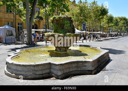 Aix-en-Provence Südfrankreich Cours Mirabeau Boulevard und Fontaine des Neuf-Canons mit allen Weißen Sonntag Straße Markt jenseits