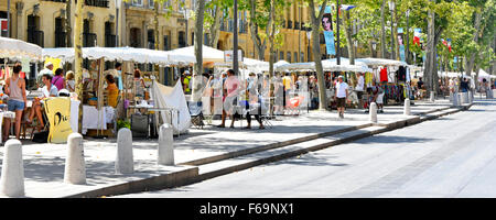 Aix-en-Provence Frankreich Sonntag alle weißen Französischen Straße Marktstände & Vordächern entlang von Bäumen gesäumten Cours Mirabeau an heissen Sommertag in der Provence Frankreich Stockfoto