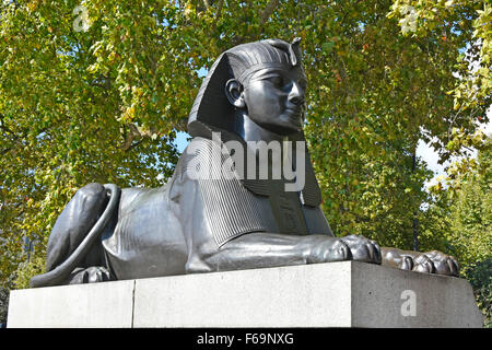 Sphinx-Statue eines der zwei gefälschte ägyptische Sphinxe positioniert jede Seite von Kleopatras Nadel auf London Victoria Embankment England UK Stockfoto