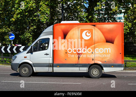 Ocado Lieferwagen Seitenansicht des Online-Supermarkts Lebensmittel kaufen Supermarkt Lieferwagen fahren entlang der Park Lane London England UK Stockfoto