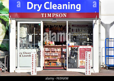 Timpson Dry Cleaning Einzelhandelsgeschäft, Abholung und Reparatur Kiosk, direkt neben dem Haupteingang zum Tesco Extra Supermarkt London England Großbritannien Stockfoto