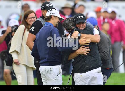 15. November 2015 - Shanghai, Volksrepublik China - KRISTOFFER BROBERG Schweden feiern nach dem Gewinn der BMW Meister im See Malaren Golf Club in Shanghai. Bildnachweis: Marcio Machado/ZUMA Draht/Alamy Live-Nachrichten Stockfoto