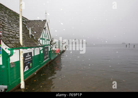 Lake Windermere, Cumbria, UK. 15. November 2015. UK-Wetter: Bowness Bay Lake überläuft durch Starkregen Credit: Gordon Shoosmith/Alamy Live News Stockfoto