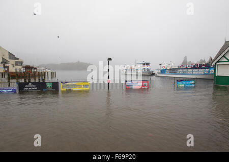 Lake Windermere, Cumbria, UK. 15. November 2015. UK-Wetter: Bowness Bay Lake überläuft durch Starkregen Credit: Gordon Shoosmith/Alamy Live News Stockfoto