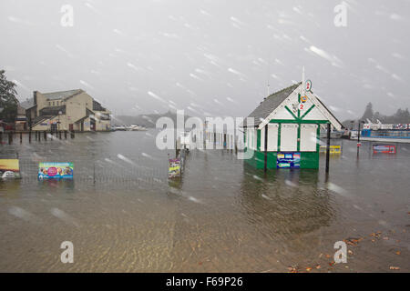 Lake Windermere, Cumbria, UK. 15. November 2015. UK-Wetter: Bowness Bay Lake überläuft durch Starkregen Credit: Gordon Shoosmith/Alamy Live News Stockfoto