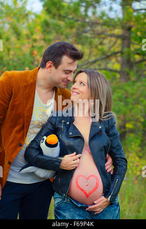 Schwangere Frau mit ihrem Ehemann im Freien entspannen. Stockfoto