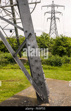 Strommasten von der National Grid mit obenliegenden Stromleitungen Stockfoto