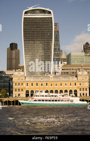 Blick auf die City of London zeigt das prominente 20 Fenchurch Street Gebäude nannte das Walkie Talkie Stockfoto