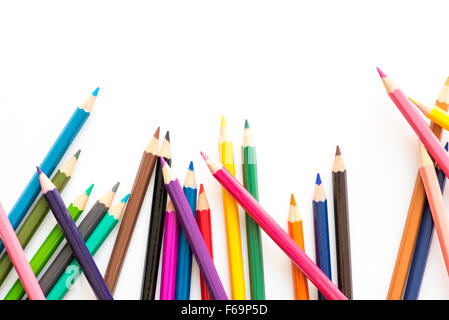 Farbstifte auf weißem Hintergrund Stockfoto