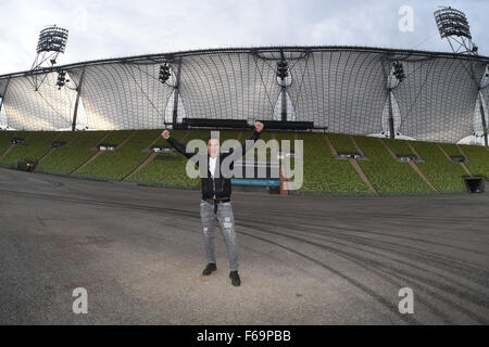 München, Deutschland. 13. November 2015. Österreichische Sänger Andreas Gabalier stellt im Olympiastadion am Olympiapark in München, 13. November 2015. Gabalier wird auf der Bühne der Olympiapark am 30. Juni 2016 auftreten. Foto: Felix Hoerhager/Dpa (Achtung Redaktion: EMBRAGO Zustand - 12:00 15. November 2015 Sperrfrist) / Dpa/Alamy Live News Stockfoto