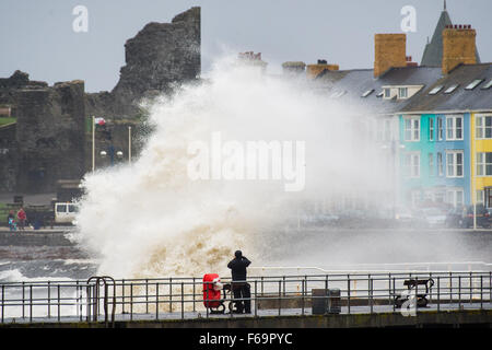 Aberystwyth, Wales, UK. 15. November 2015. Leute zu beobachten und zu fotografieren, da das Endstückende des Hurrikan Kate über den Westen von Wales bringen riesige Wellen fegt zu Absturz gegen die Wände der Hafen und die promenade in Aberystwyth Ceredigion UK Amber Hochwasserwarnungen und rote Hochwasserwarnungen für das Risiko gibt von schweren Überschwemmungen in weiten Teilen Nord-Wales, die nördlich von England und Schottland Foto Kredit ganz : Live-Nachrichten Keith Morris /Alamy Stockfoto