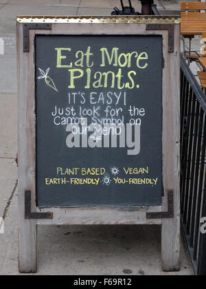 Ein Schild vor dem Restaurant Le Pain Quotidien in Greenwich Village fördern gesunde vegetarische Ernährung. New York City Stockfoto