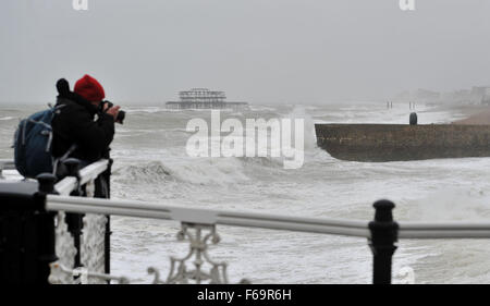 Brighton, UK. 15. November 2015. Riesenwellen abstürzen auf Brighton Seafront orkanartigen Winden und Regen Teig der Südküste. Die Reste der Hurrikan Kate dürften auf die Bereiche von Großbritannien in den nächsten Tagen. Bildnachweis: Simon Dack/Alamy Live-Nachrichten Stockfoto