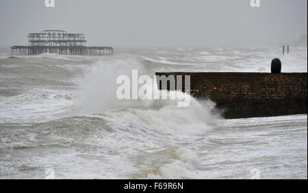 Brighton, UK. 15. November 2015. Riesenwellen abstürzen auf Brighton Seafront orkanartigen Winden und Regen Teig der Südküste. Die Reste der Hurrikan Kate dürften auf die Bereiche von Großbritannien in den nächsten Tagen. Bildnachweis: Simon Dack/Alamy Live-Nachrichten Stockfoto