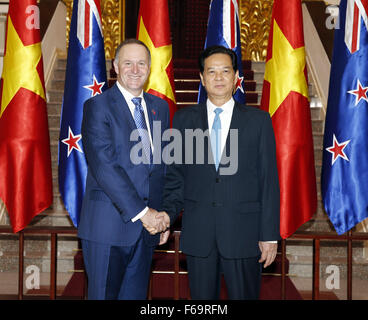Hanoi, Vietnam. 15. November 2015. Vietnamese Prime Minister Nguyen Tan Dung (R) schüttelt Hände mit Neuseelands Premierminister John Key in Hanoi, der Hauptstadt von Vietnam, 15. November 2015. John Key ist zu einem offiziellen Besuch nach Vietnam von November 14 bis 17. Bildnachweis: VNA/Xinhua/Alamy Live-Nachrichten Stockfoto