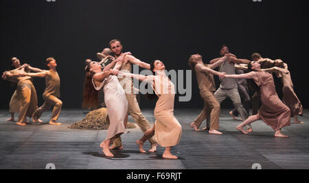 11.10.2015. London, UK. Sacre durchgeführt zu Strawinskys Le Sacre du Printemps. Generalprobe der Berliner Tanz-Truppe Sasha Waltz & Gäste die britischen Premiere des Sacre, eine dreifache Rechnung am Sadler es Wells Theatre vom 11. bis 13. November 2015 durchführen. Stockfoto