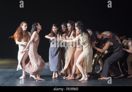 11.10.2015. London, UK. Sacre durchgeführt zu Strawinskys Le Sacre du Printemps. Generalprobe der Berliner Tanz-Truppe Sasha Waltz & Gäste die britischen Premiere des Sacre, eine dreifache Rechnung am Sadler es Wells Theatre vom 11. bis 13. November 2015 durchführen. Stockfoto