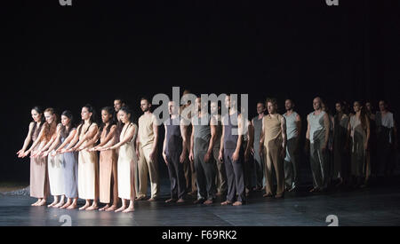 11.10.2015. London, UK. Sacre durchgeführt zu Strawinskys Le Sacre du Printemps. Generalprobe der Berliner Tanz-Truppe Sasha Waltz & Gäste die britischen Premiere des Sacre, eine dreifache Rechnung am Sadler es Wells Theatre vom 11. bis 13. November 2015 durchführen. Stockfoto