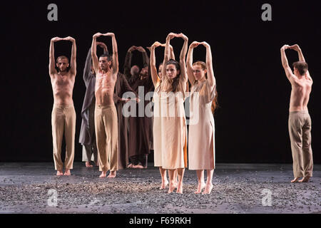 11.10.2015. London, UK. Sacre durchgeführt zu Strawinskys Le Sacre du Printemps. Generalprobe der Berliner Tanz-Truppe Sasha Waltz & Gäste die britischen Premiere des Sacre, eine dreifache Rechnung am Sadler es Wells Theatre vom 11. bis 13. November 2015 durchführen. Stockfoto