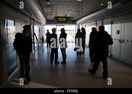 Menschen warten auf AirRail Zug, Flughafen Birmingham, UK Stockfoto