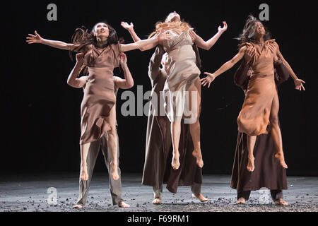 11.10.2015. London, UK. Sacre durchgeführt zu Strawinskys Le Sacre du Printemps. Generalprobe der Berliner Tanz-Truppe Sasha Waltz & Gäste die britischen Premiere des Sacre, eine dreifache Rechnung am Sadler es Wells Theatre vom 11. bis 13. November 2015 durchführen. Stockfoto