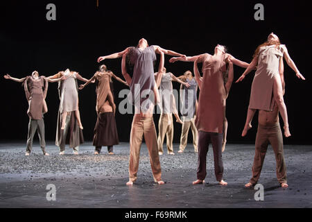 11.10.2015. London, UK. Sacre durchgeführt zu Strawinskys Le Sacre du Printemps. Generalprobe der Berliner Tanz-Truppe Sasha Waltz & Gäste die britischen Premiere des Sacre, eine dreifache Rechnung am Sadler es Wells Theatre vom 11. bis 13. November 2015 durchführen. Stockfoto