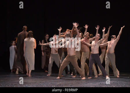 11.10.2015. London, UK. Sacre durchgeführt zu Strawinskys Le Sacre du Printemps. Generalprobe der Berliner Tanz-Truppe Sasha Waltz & Gäste die britischen Premiere des Sacre, eine dreifache Rechnung am Sadler es Wells Theatre vom 11. bis 13. November 2015 durchführen. Stockfoto