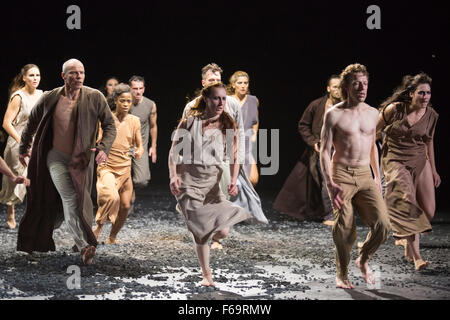 11.10.2015. London, UK. Sacre durchgeführt zu Strawinskys Le Sacre du Printemps. Generalprobe der Berliner Tanz-Truppe Sasha Waltz & Gäste die britischen Premiere des Sacre, eine dreifache Rechnung am Sadler es Wells Theatre vom 11. bis 13. November 2015 durchführen. Stockfoto