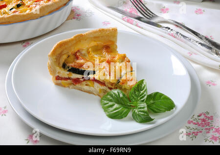 Quiche mit Zucchini (grün, gelb) und Tomaten Käse gebacken Stockfoto