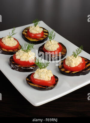 Vorspeise von gegrillten Auberginen mit Tomaten und würzigen Füllung Stockfoto