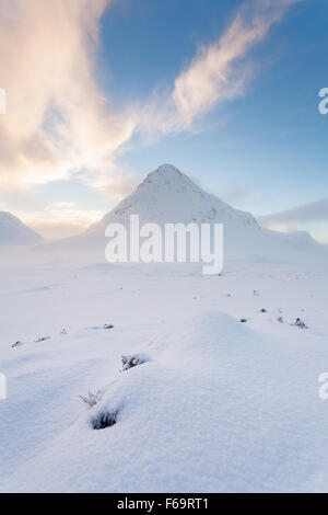 Buachaille Etive Beag mit das große Moor liegen zu seinen Füßen bedeckt mit einer dicken Schicht Schnee, Glen Coe, Schottland Stockfoto