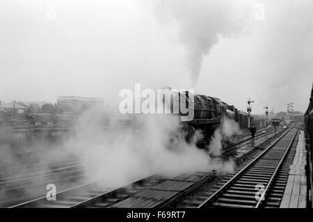 Britische Schiene Dampf Lok Originalnummer 92004 in Dampf in Leamington Spa in den 1960er Jahren Stockfoto