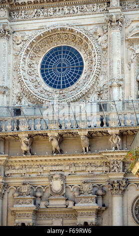 Rose Fenster, Basilica di Santa Croce, HolyCross, über Piazzetta Riccardi, Lecce, Italien. C15th. auf dem Gelände eines ehemaligen Tempels errichtet. Stockfoto