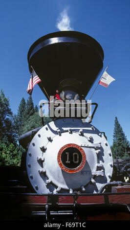 Besucher erleben vergangene Zeiten in der Sierra National Forest durch Protokollierung Zug gezogen von einer historischen Dampflok betrieben durch den Yosemite Berg Zucker-Kiefer Eisenbahn von Fish Camp in Kalifornien, USA. Shay Motor Nr. 10 wurde gebaut im Jahre 1928 in Lima, Ohio, wiegt 84 Tonnen und macht vier-Meile, einstündige Ausflüge März bis Oktober. Diese Nahaufnahme des front-Ends zeigt seinen Schornstein, Scheinwerfer, die Tür zu der Rauchkammer und des Herstellers Emblem mit der Lok-Ident-Nummer. Stockfoto