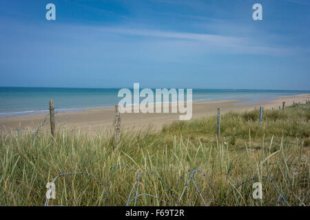 Blick auf Utah Beach, Normandie, Frankreich, mit Stacheldraht im Vordergrund Stockfoto