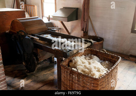 Ein 19. Jahrhundert Wolle Kardieren Maschine, Dorf Old Sturbridge, Massachusetts MA New England USA Stockfoto